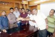 ফুলবাড়ী কেন্দ্রীয় কালী মন্দির কমিটির পক্ষ থেকে প্রধান উপদেষ্টার ত্রাণ তহবিলে নগদ অর্থ প্রদান