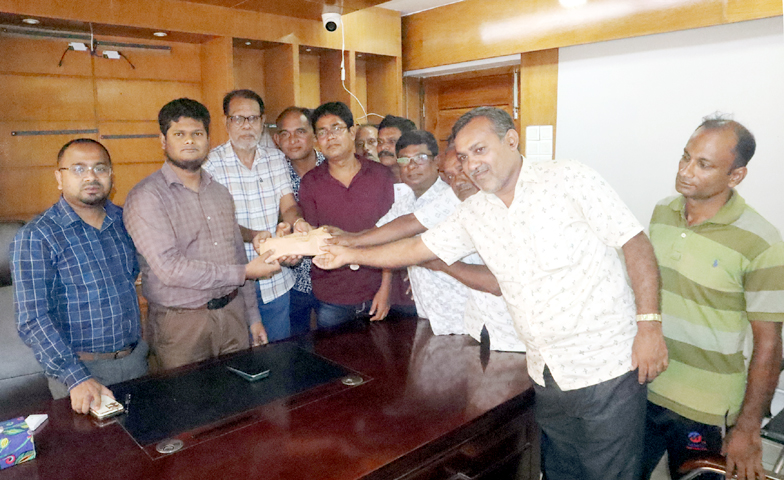 ফুলবাড়ী কেন্দ্রীয় কালী মন্দির কমিটির পক্ষ থেকে প্রধান উপদেষ্টার ত্রাণ তহবিলে নগদ অর্থ প্রদান