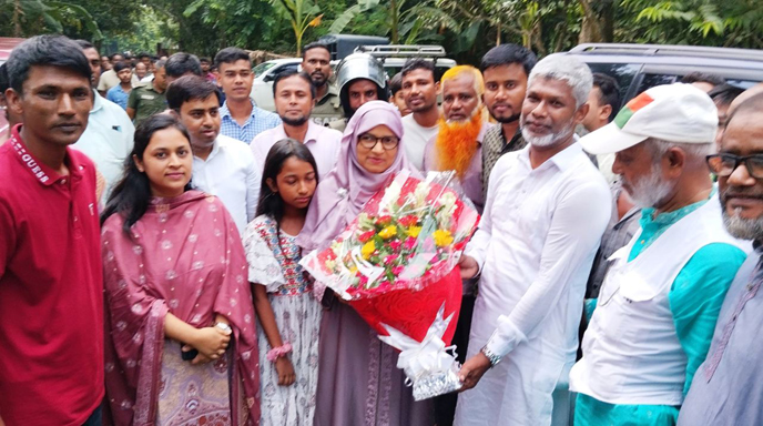 বগুড়ায় যোগদান করেই জিয়াউর রহমানের বাড়ি পরিদর্শন করলেন ডিসি হোসনা আফরোজা