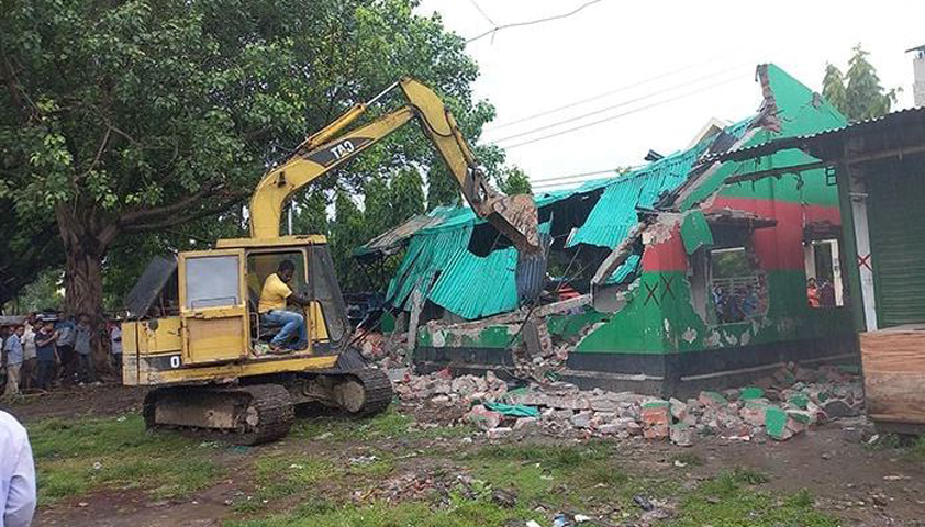 জয়পুরহাটে রেলওয়ের জায়গায় গড়ে ওঠা অবৈধ স্থাপনা গুঁড়িয়ে দিল কর্তৃপক্ষ