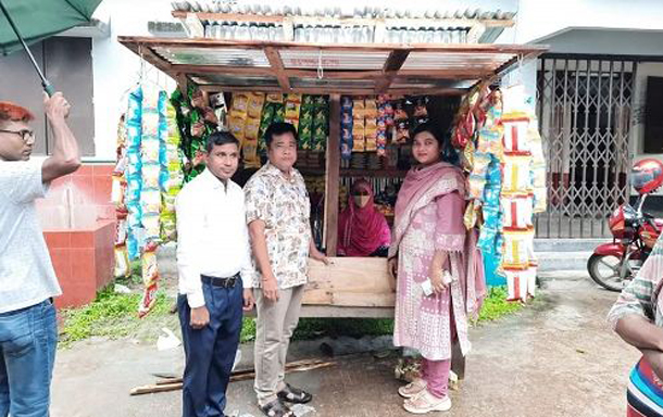 পার্বতীপুরে প্রতিবন্ধী নারীকে পণ্যসহ দোকান ঘর  দিলেন ইউএনও