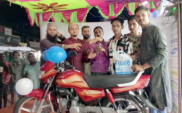ফুলবাড়ীতে লটারীর মাধ্যমে মোবাইল ক্রেতাদের মাঝে পুরস্কার বিতরণ