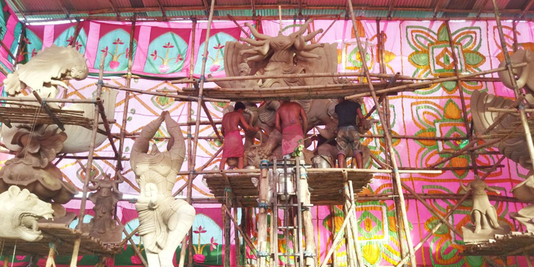 বীরগঞ্জে দুর্গা প্রতিমা তৈরিতে ব্যস্ত শিল্পীরা