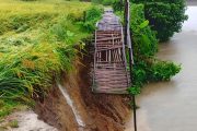 বীরগঞ্জে টানা বর্ষণে বাঁশের সাঁকো ভেঙ্গে দুর্ভোগে এলাকাবাসী
