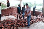 পাঁচবিবি রামতনু সরকারি প্রাথমিক বিদ্যালয় নির্মাণে নিম্নমানের সামগ্রী দিয়ে নির্মাণাধীন ভবনের দেয়াল ভেঙে দিয়েছেন স্থানীয়রা