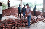 পাঁচবিবি রামতনু সরকারি প্রাথমিক বিদ্যালয় নির্মাণে নিম্নমানের সামগ্রী দিয়ে নির্মাণাধীন ভবনের দেয়াল ভেঙে দিয়েছেন স্থানীয়রা