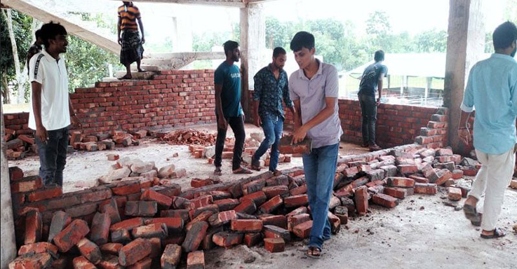পাঁচবিবি রামতনু সরকারি প্রাথমিক বিদ্যালয় নির্মাণে নিম্নমানের সামগ্রী দিয়ে নির্মাণাধীন ভবনের দেয়াল ভেঙে দিয়েছেন স্থানীয়রা