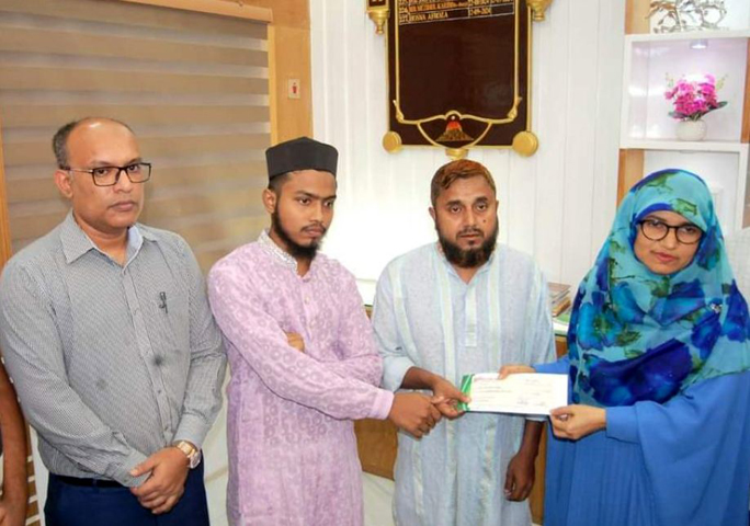 বগুড়ায় শহীদ রাতুলের খুনিদের বিচারের আওতায় আনার প্রতিশ্রæতি ডিসির  ছেলের প্রিয় জিনিসগুলো নিয়ে কাঁদছেন রাতুলের মা