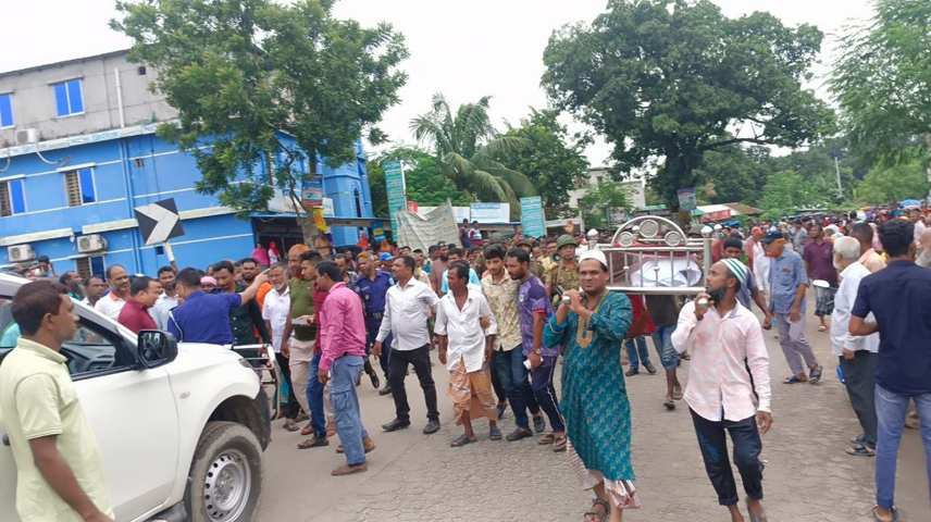 বীরগঞ্জে হত্যাকারিদের গ্রেপ্তারের দাবিতে লাশ নিয়ে মহাসড়ক অবরোধ