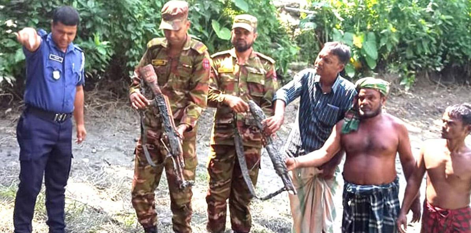 সিরাজগঞ্জের এনায়েতপুর থানার লুট হওয়া দুই অস্ত্র উদ্ধার