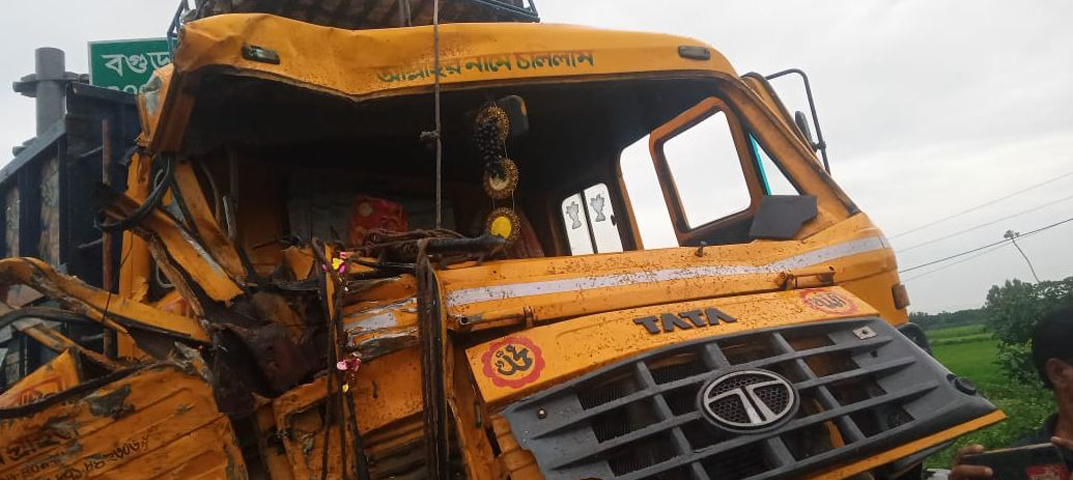 ফুলবাড়ীতে দুই ট্রাকের মুখোমুখি সংঘর্ষে নিহত ১, আহত ৫