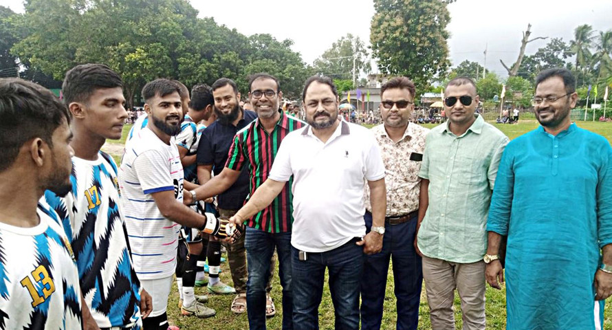 দিনাজপুরে নবম ৭নং ওয়ার্ড কাউন্সিলর কাপ ফুটবল টুর্নামেন্টে চতুর্থ কোয়াটার ফাইনাল ম্যাচে বোদা উপজেলা ফুটবল একাদশ জয়ী