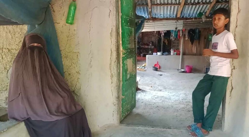 নন্দীগ্রামে বিয়ের দাবিতে ভাতিজার বাড়িতে চাচির অনশন