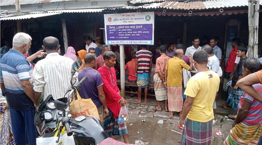 সোনাতলায় কার্ড না থাকায় ৫৭৬টি পরিবার  টিসিবির পণ্য উত্তোলন করতে পারছেন না :  স্মার্ট কার্ড দেওয়ার নাম করে ডিলার কার্ডগুলো হাতিয়ে নেয় বলে অভিযোগ