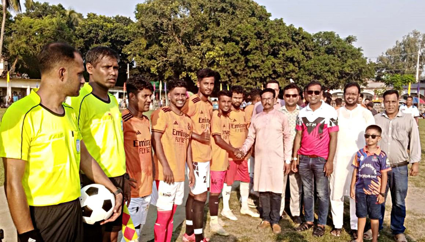 দিনাজপুরে নবম ৭নং ওয়ার্ড কাউন্সিলর কাপ ফুটবল টুর্নামেন্টে প্রথম কোয়াটার ফাইনাল ম্যাচে দাউদপুর ফটবল একাদশ জয়ী
