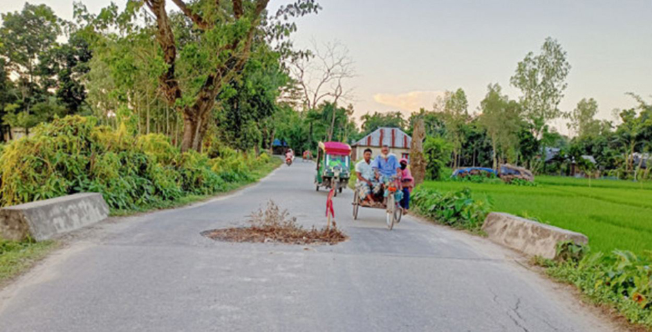 বীরগঞ্জে কালভার্ট যেন মরণ ফাঁদ