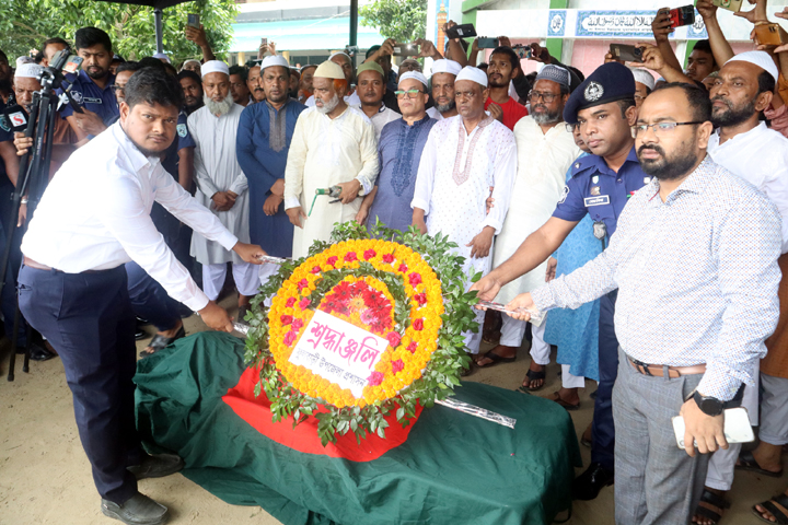 রাষ্ট্রীয় মর্যাদা ও অগণিত মানুষের শ্রদ্ধা আর ভালোবাসায় সাবেক মন্ত্রী ৮বারের এমপি মোস্তাফিজুর রহমানের শেষ বিদায় : চিরনিদ্রায় শায়িত হলেন নিজ গ্রামে