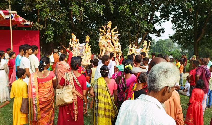 ফুলবাড়ীতে বিজয়া দশমীকে কেন্দ্র করে ছোট যমুনার পশ্চিম তীরে বসেছিল শত বছরের ঐতিহ্যবাহী দুর্গা মেলা
