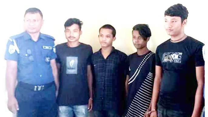 পীরগঞ্জ সীমান্ত দিয়ে অবৈধভাবে ভারত যাওয়ার সময় চার বাংলাদেশী নাগরিককে আটক