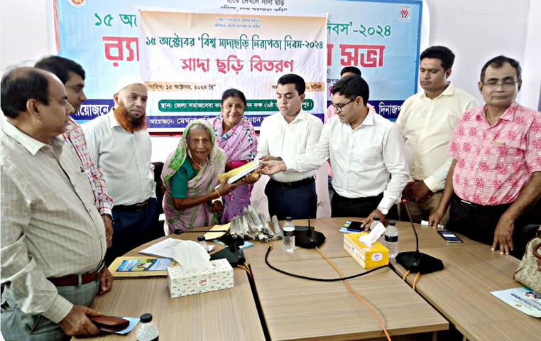 মেঘনা মহিলা ও শিশু উন্নয়ন সংস্থার উদ্যোগে অসহায় দৃষ্টি প্রতিবন্ধীদের মাঝে সাদা ছড়ি বিতরণ