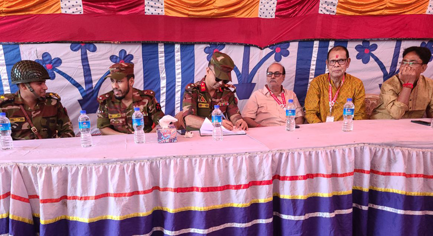 ফুলবাড়ীতে সেনা বাহিনীর কেন্দ্রীয় কালী মন্দির দুর্গাপূজা মন্ডপ পরিদর্শন