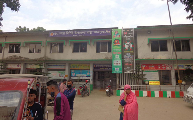 ফুলবাড়ী উপজেলা স্বাস্থ্য কমপ্লেক্সের শত বছরের পুরাতন ভবনটির জরাজীর্ণ অবস্থা
