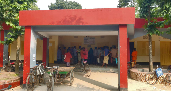 খানসামায় খাদ্যবান্ধব কর্মসূচির চাল না পেয়ে ফিরে গেলেন ১৮৬ কার্ডধারী