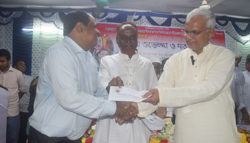 নবাবগঞ্জে সনাতন ধর্মালম্বীদের সাথে বিএনপি নেতা ডা. জাহিদ হোসেনের শারদীয় শুভেচ্ছাসহ মতবিনিময়