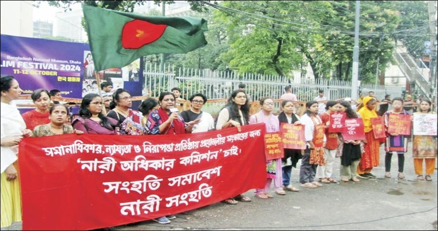 ‘নারী অধিকার কমিশন’গঠনের দাবিতে ঢাকার শাহবাগে সমাবেশ