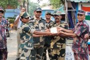 দুর্গাপূজা উপলক্ষে হিলি সীমান্তে বিএসএফকে মিষ্টি দিয়ে শুভেচ্ছা জানালো বিজিবি