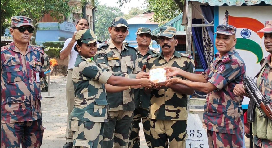 দুর্গাপূজা উপলক্ষে হিলি সীমান্তে বিএসএফকে মিষ্টি দিয়ে শুভেচ্ছা জানালো বিজিবি