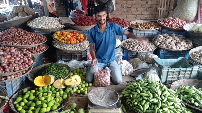 বিরামপুরে সবজির দাম কমায় ক্রেতাদের স্বস্তি