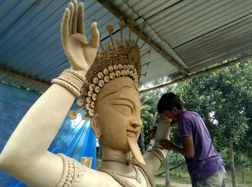 ৩১ অক্টোবর শ্যামাপূজা : বগুড়ায় ১২ ফুট উচ্চতার কালী প্রতিমা তৈরি হচ্ছে :  শিবগঞ্জ উপজেলার সাদুল্যাপুর গ্রামে দুইশ বছরের ঐতিহ্যবাহী উত্তরাঞ্চলের সর্ববৃহৎ প্রতিমা দিয়ে শ্যামাপূজা উপলক্ষে সেখানে তিন দিনের মেলারও আয়োজন চলছে।