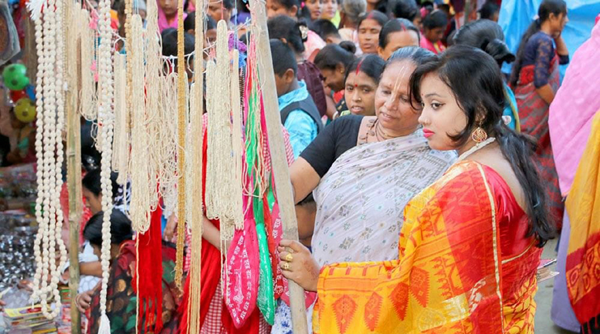 ফুলবাড়ীতে শতবছরের ঐতিহ্যবাহী বউমেলায় ক্রেতা শুধুই নারী, মেলায় ঢুকতে পারেন না পুরুষরা   