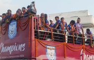 ছাদখোলা বাসে সাফজয়ী চ্যাম্পিয়নদের যাত্রা