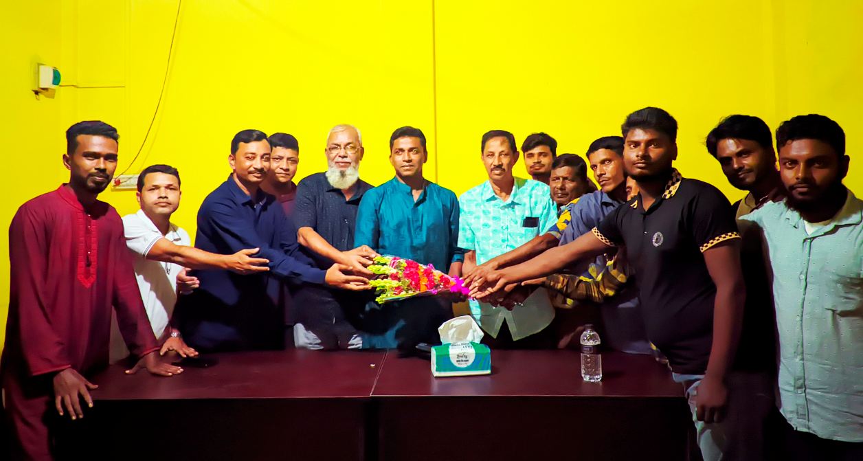 বীরগঞ্জ থানার নবাগত ওসি’র সাথে সাংবাদিকদের শুভেচ্ছা বিনিময়