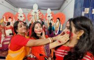বগুড়ায় দেবী বিদায়ের সময় সিঁদুর খেলায় ব্যস্ত সনাতনী নারীরা