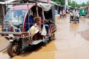 গোবিন্দগঞ্জ পৌর সভা ভবনের সামনে ও কোচাশহর বাজার এলাকায় সড়কের দীর্ঘ দিনেও বেহাল দশা কাটছে না