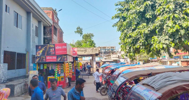 দিনাজপুরে রেলওয়ে কর্তৃপক্ষের নজরদারীর অভাবে রেলস্টেশনের জমিতে গড়ি উঠছে অবৈধ স্থাপনা