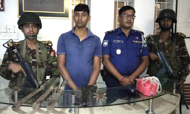 যৌথবাহিনীর অভিযান : বগুড়ায় অস্ত্রসহ আ. লীগ নেতা গ্রেপ্তার