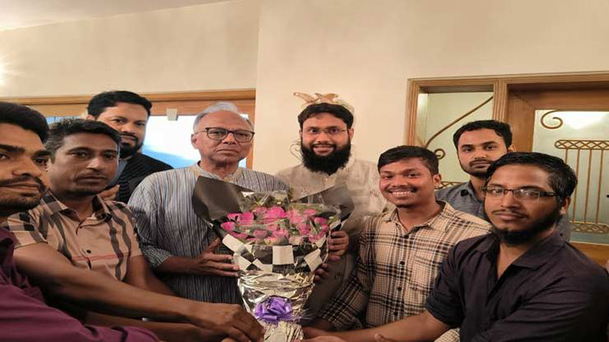 ফুলেল শুভেচ্ছায় সিক্ত হলেন সদ্য কারামুক্ত মাহমুদুর রহমান