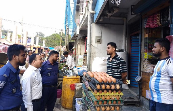 বীরগঞ্জে ডিম ও মুরগিসহ বিভিন্ন দোকানে মনিটরিং অভিযান