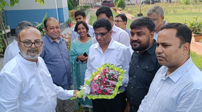 হিলি স্থলবন্দর পরিদর্শনে স্থলবন্দর কতৃপক্ষের পরিচালক শহিদুল ইসলাম