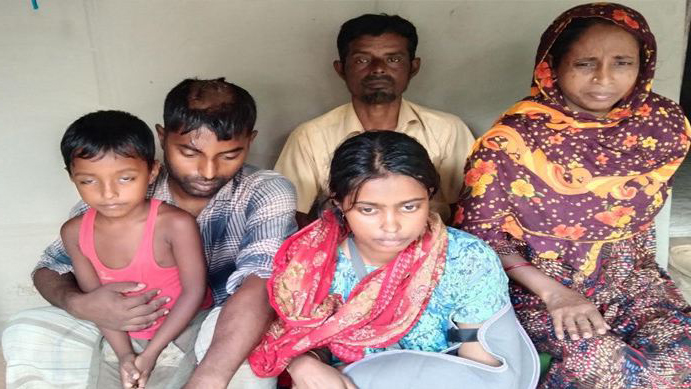 তানোরের কালনায় প্রতিবেশীর বেধড়ক মারধরে আহত ৪, নিরাপত্তাহীনতায় আসলামের পরিবার