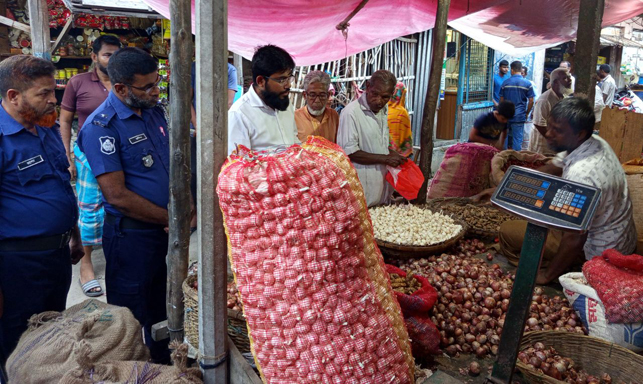বিরলে দ্রব্যমূল্য নিয়ন্ত্রণে নির্বাহী ম্যাজিস্ট্রেটের বাজার তদারকি