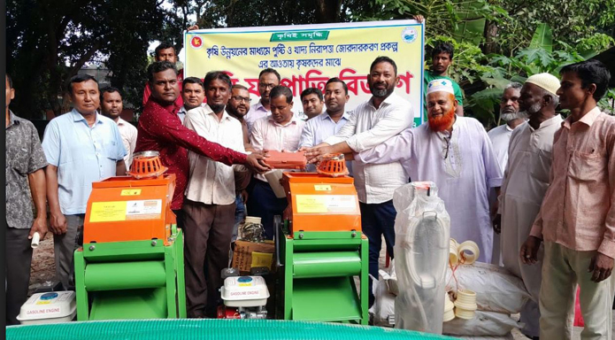 রাণীশংকৈলে কৃষকদের মাঝে কৃষি যন্ত্রপাতি বিতরণ