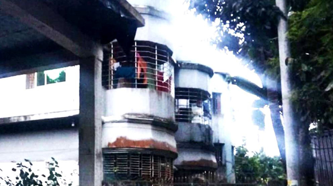 ১০ শতক জমি দখলে নিয়েছেন পৌর আওয়ামী লীগের সাবেক সভাপতি রেজাউল করিম মজনু। সেখানে তিনি স্থায়ী ভবন নির্মাণ করে বসবাস করেছেন।