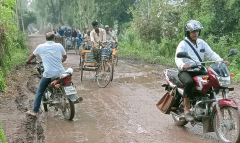 তাড়াশে এক কিলোমিটার রাস্তার বেহাল দশা