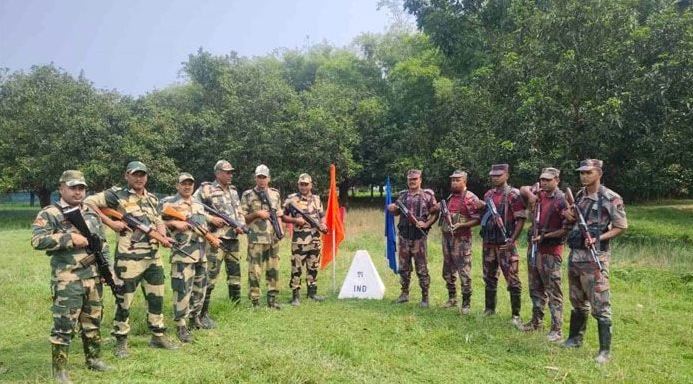 পাঁচবিবি সীমান্তে বিএসএফের ফের কাঁটাতারের বেড়া দেওয়ার চেষ্টা প্রতিহত করলো বিজিবি
