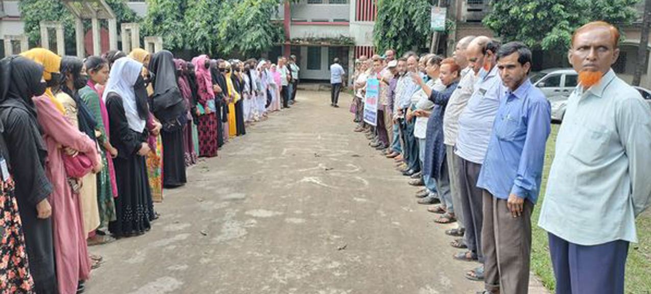 গোবিন্দগঞ্জ মহিলা কলেজ অধ্যক্ষ তার লিখিত অঙ্গীকার পূরণ না করায় শিক্ষক-কর্মচারীদের কর্মবিরতি পালন